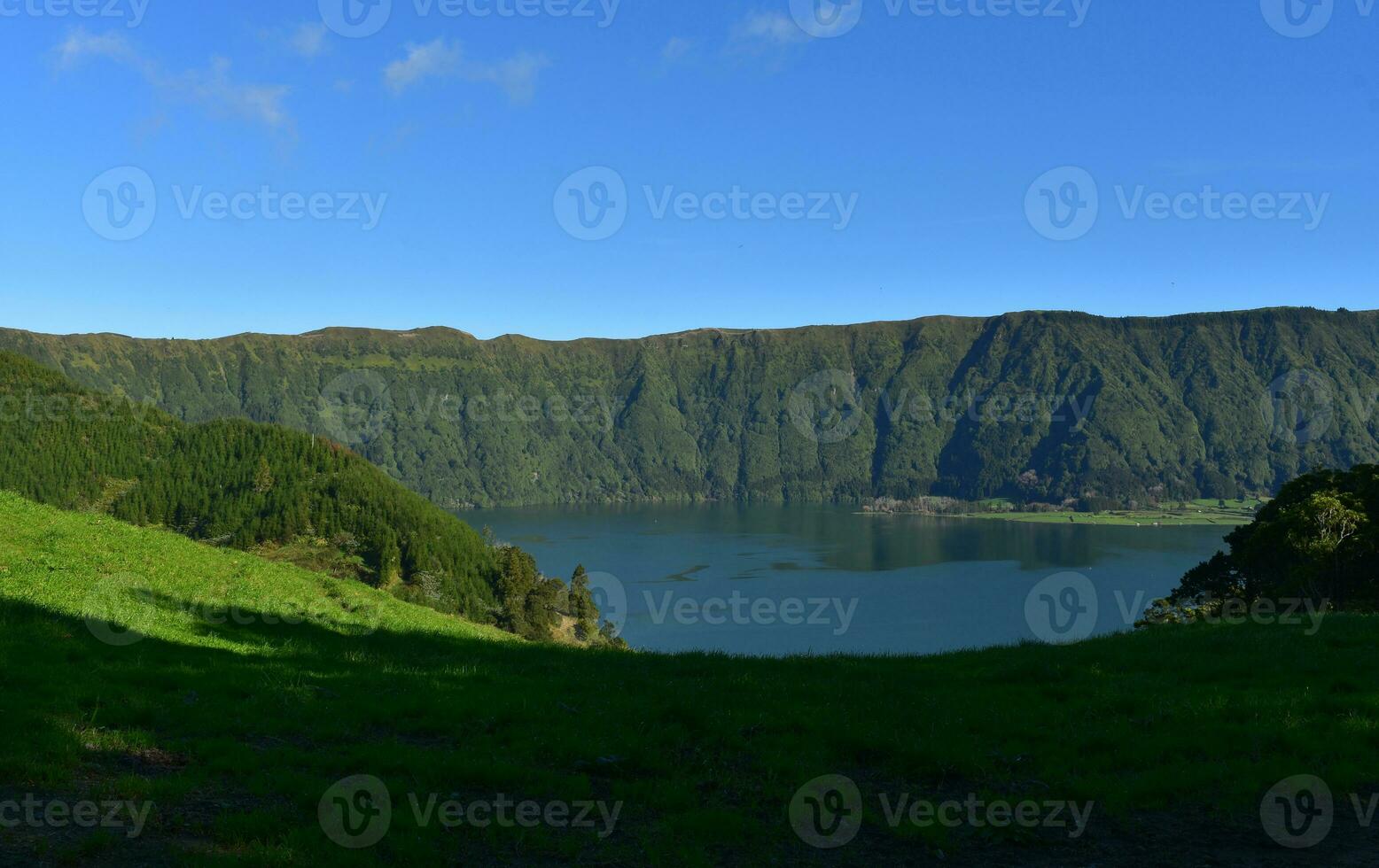 atemberaubend szenisch Aussicht von sete cidades im san Miguel foto