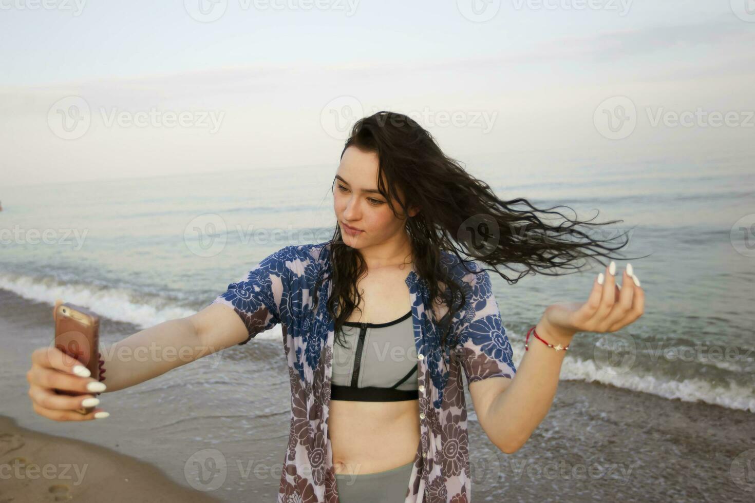 schön Mädchen Herstellung Selfie auf das Strand foto