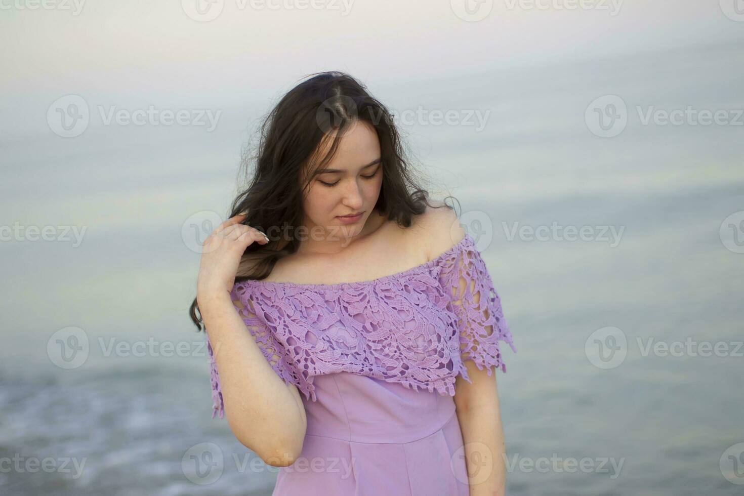 Mädchen durch das Meer mit ihr Kopf Nieder foto