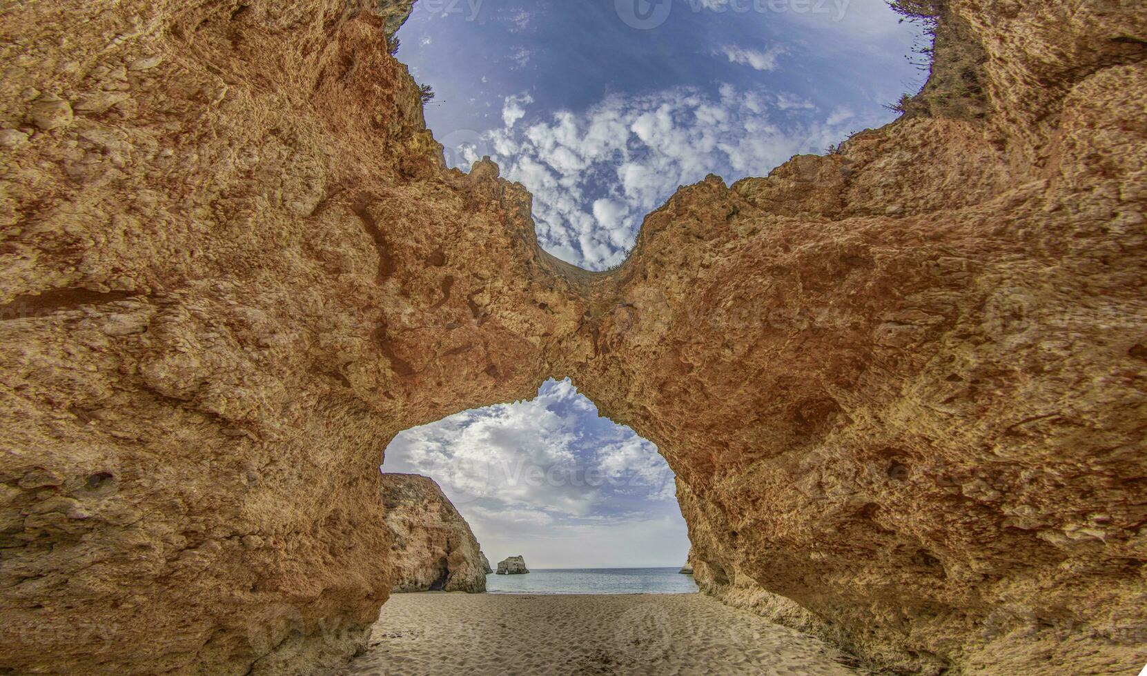 Panorama- Bild zwischen das Klippen beim Praia tun prainha auf das Portugiesisch Algarve Küste während das Tag foto