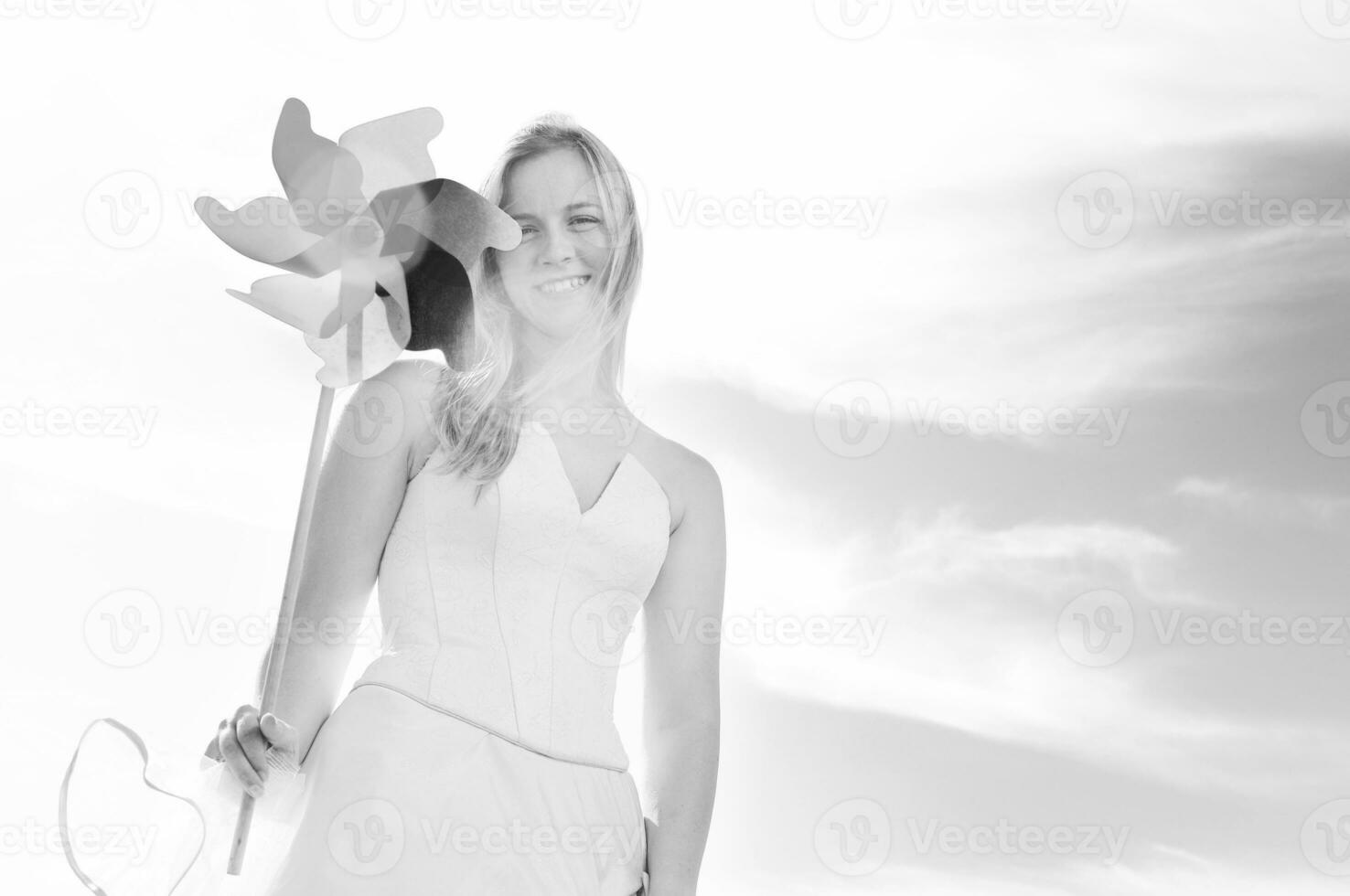 schön Braut mit Windrad schwarz und Weiß foto