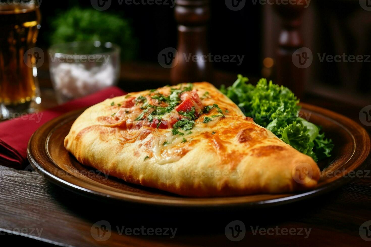 Pizza Calzone Schinken Essen auf Teller auf hölzern Tisch. generieren ai foto