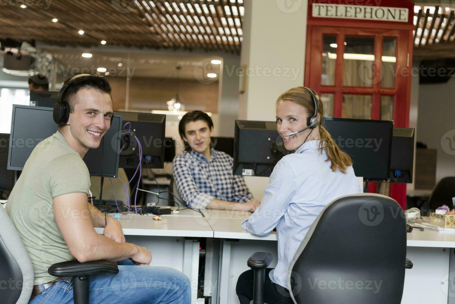 Gruppe von Menschen im das Büro foto