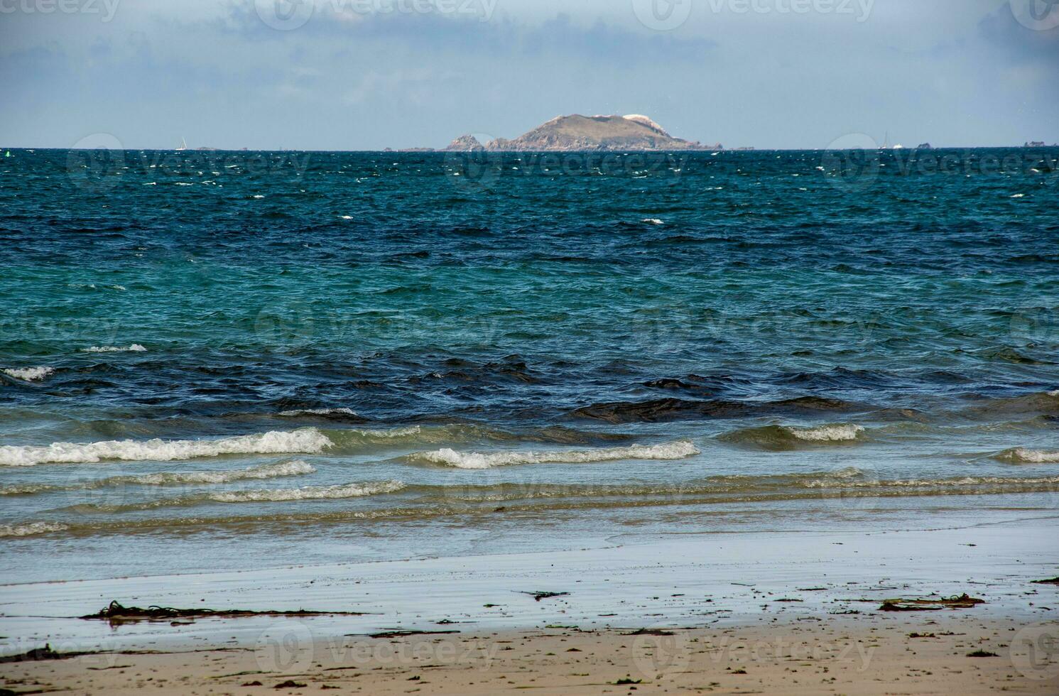 szenisch Aussicht von das Meer, Küste, und le Rouzic von perros-guirec Strand, Bretagne, Frankreich im Sommer- foto