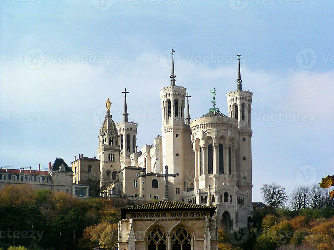 ikonisch Basilique notre Dame de vierviren im Lyon, entfernt Aussicht foto