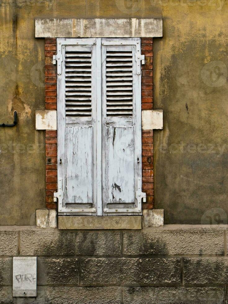 alt Französisch Gebäude mit geschlossen Fensterläden, Savoyen, Frankreich foto