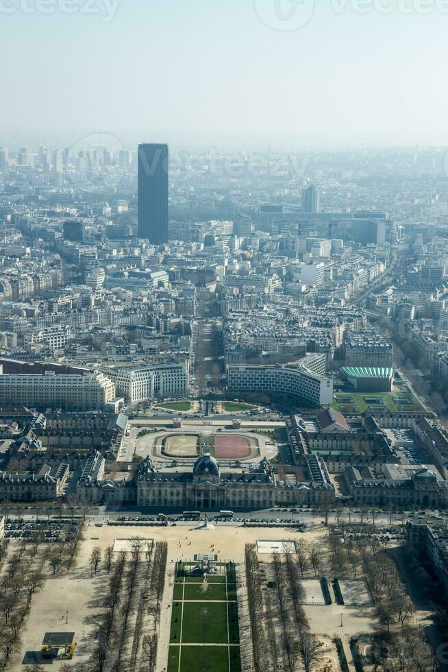 Paris Panorama Scheu inspirierend Aussicht von das Eiffel Turm foto