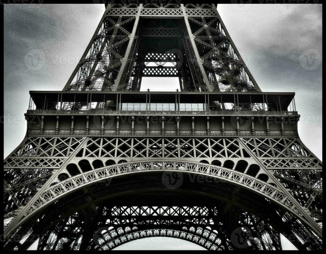 ätherisch Theater Kontrast im einfarbig Eiffel Turm, Paris foto