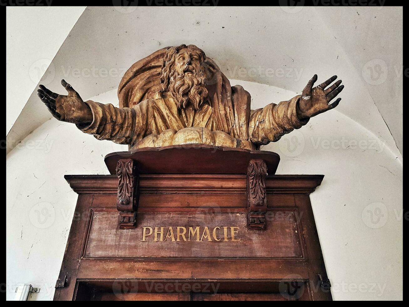 anmutig Eingang Statue von ein Mann Umarmen ein uralt Monument im Besanon, Frankreich. foto