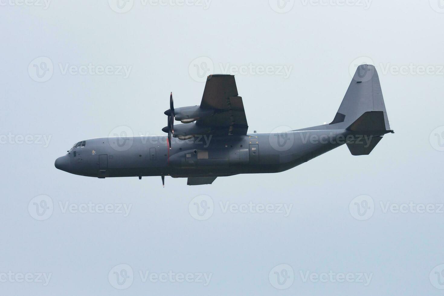 ohne Titel Militär- Transport Flugzeug beim Luft Base. Flughafen und Flugplatz. Luft Macht und Heer Flug Betrieb. Luftfahrt und Flugzeug. Luft Aufzug. Militär- Industrie. fliegen und fliegend. foto