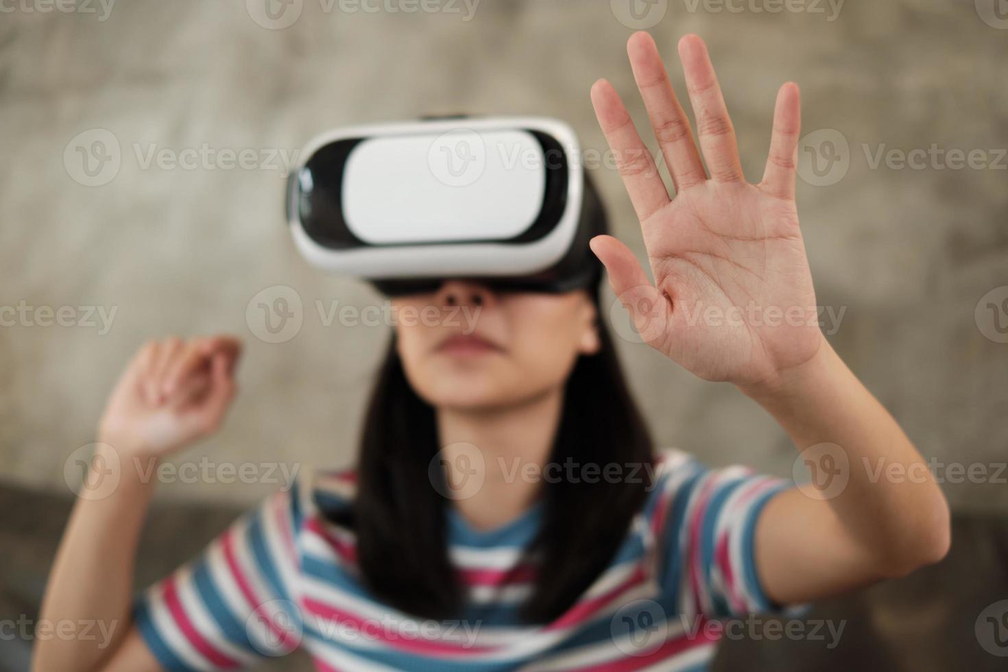 asiatische Frau mit VR-Headset, die die virtuelle 3D-Simulation beobachtet. foto