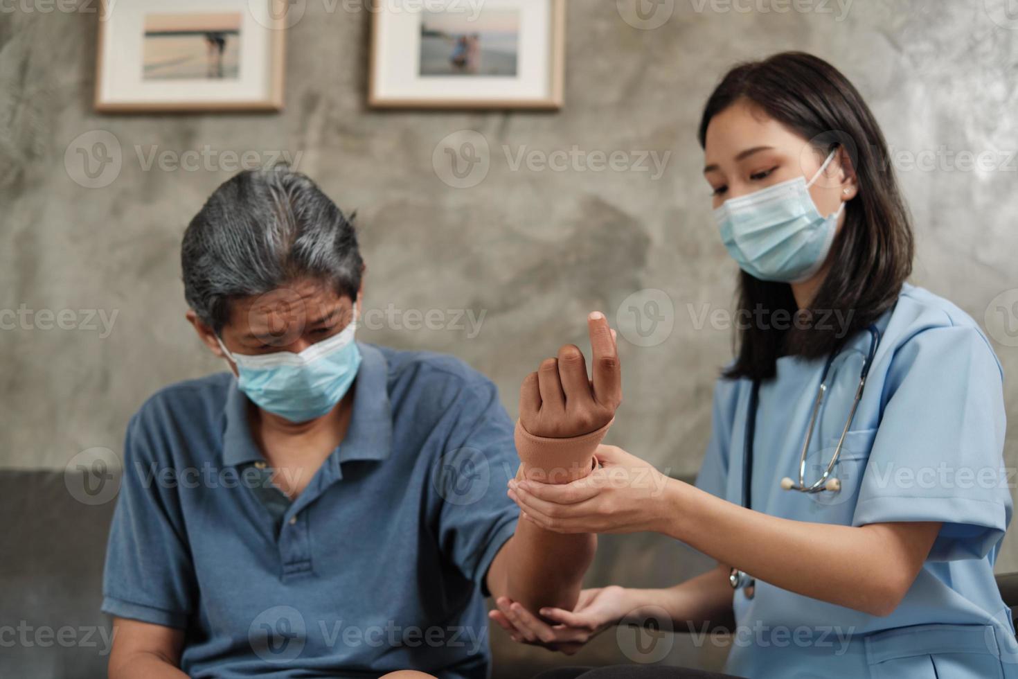 Ärztin Physiotherapie bei älteren männlichen Patienten. foto