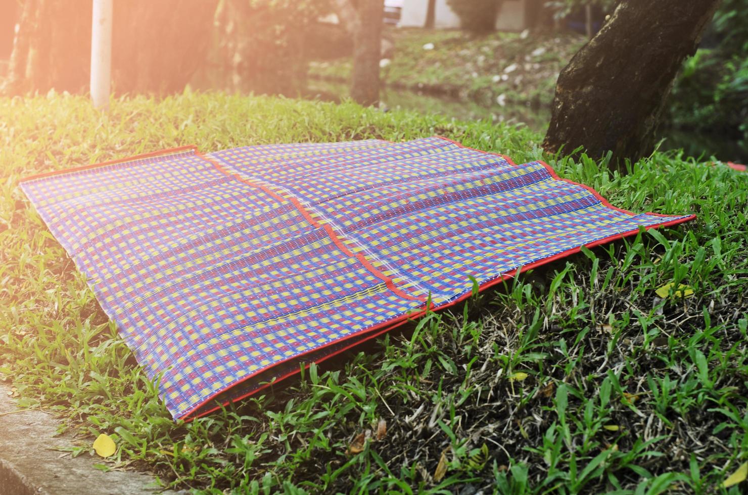 traditionelle thailändische matte, die im garten mit sonnenlichthintergründen lebt foto