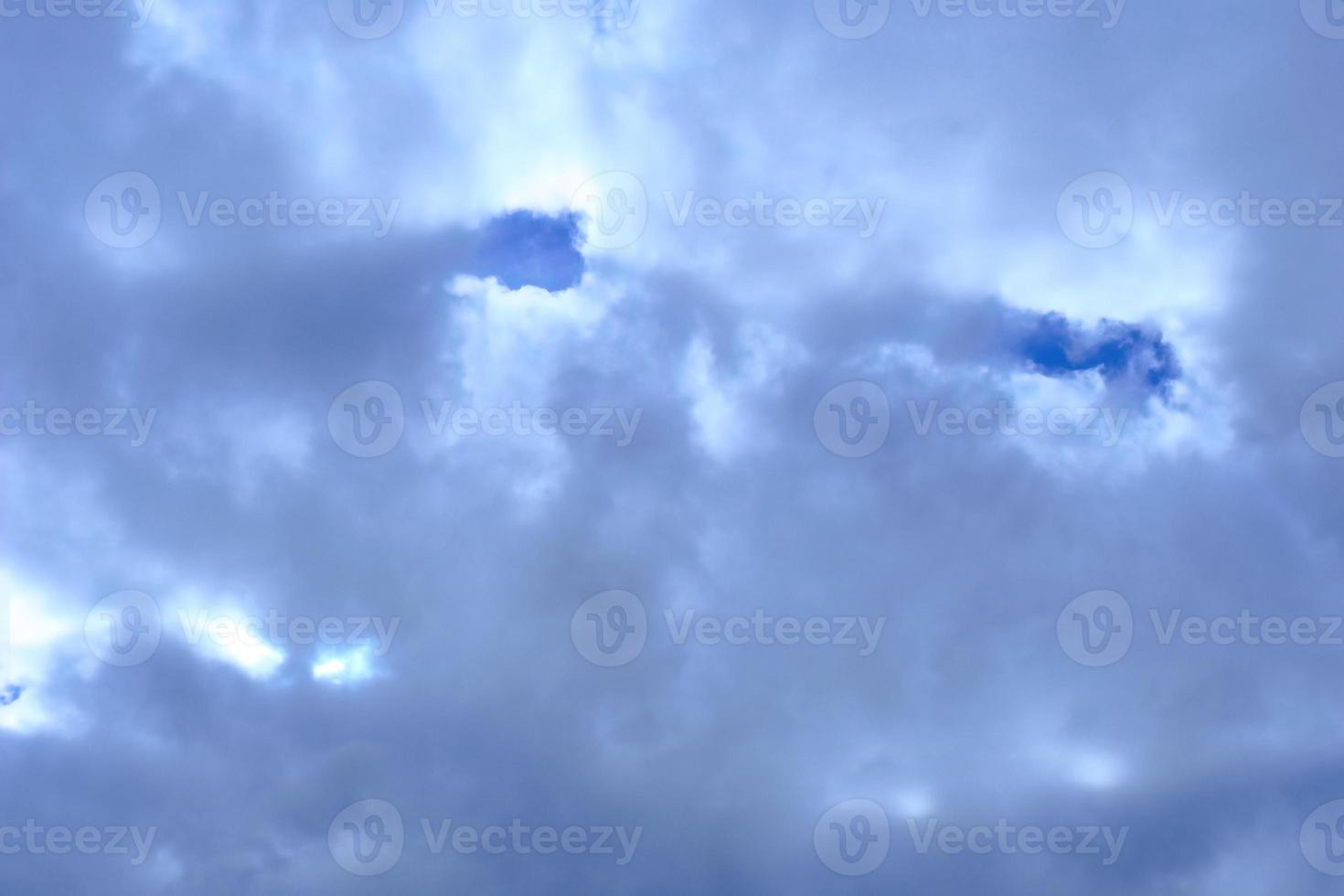 dramatisch hoher tiefblauer Himmel mit flauschigen Wolken foto
