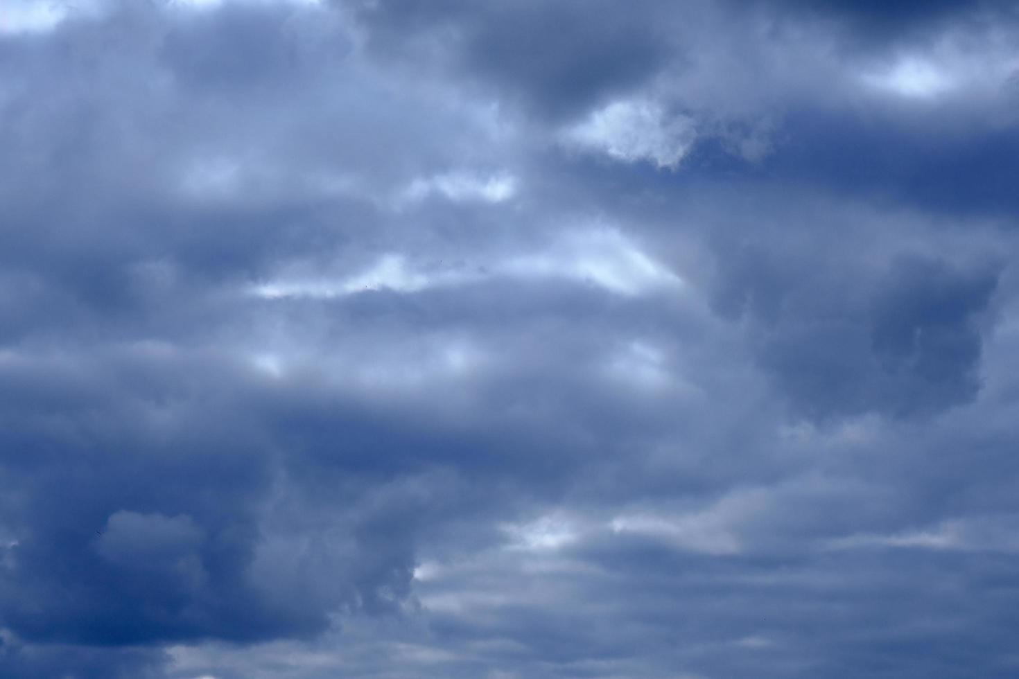 dramatisch hoher tiefblauer Himmel mit flauschigen Wolken foto