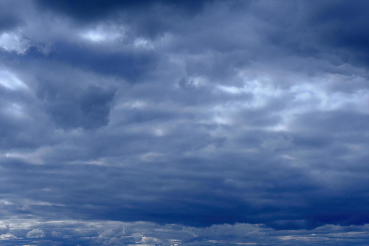 dramatisch hoher tiefblauer Himmel mit flauschigen Wolken foto