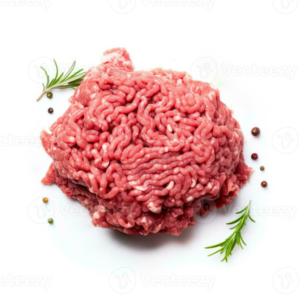 ungekocht gewürzt gehackt Fleisch künstlerisch isoliert auf ein Stark Weiß Hintergrund foto