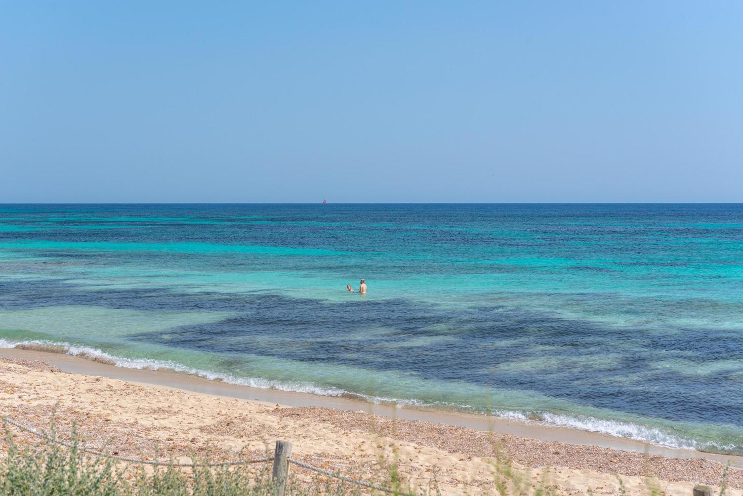 Menschen am Strand von Migjorn auf Formentera in Spanien in Zeiten von Covid 19 foto