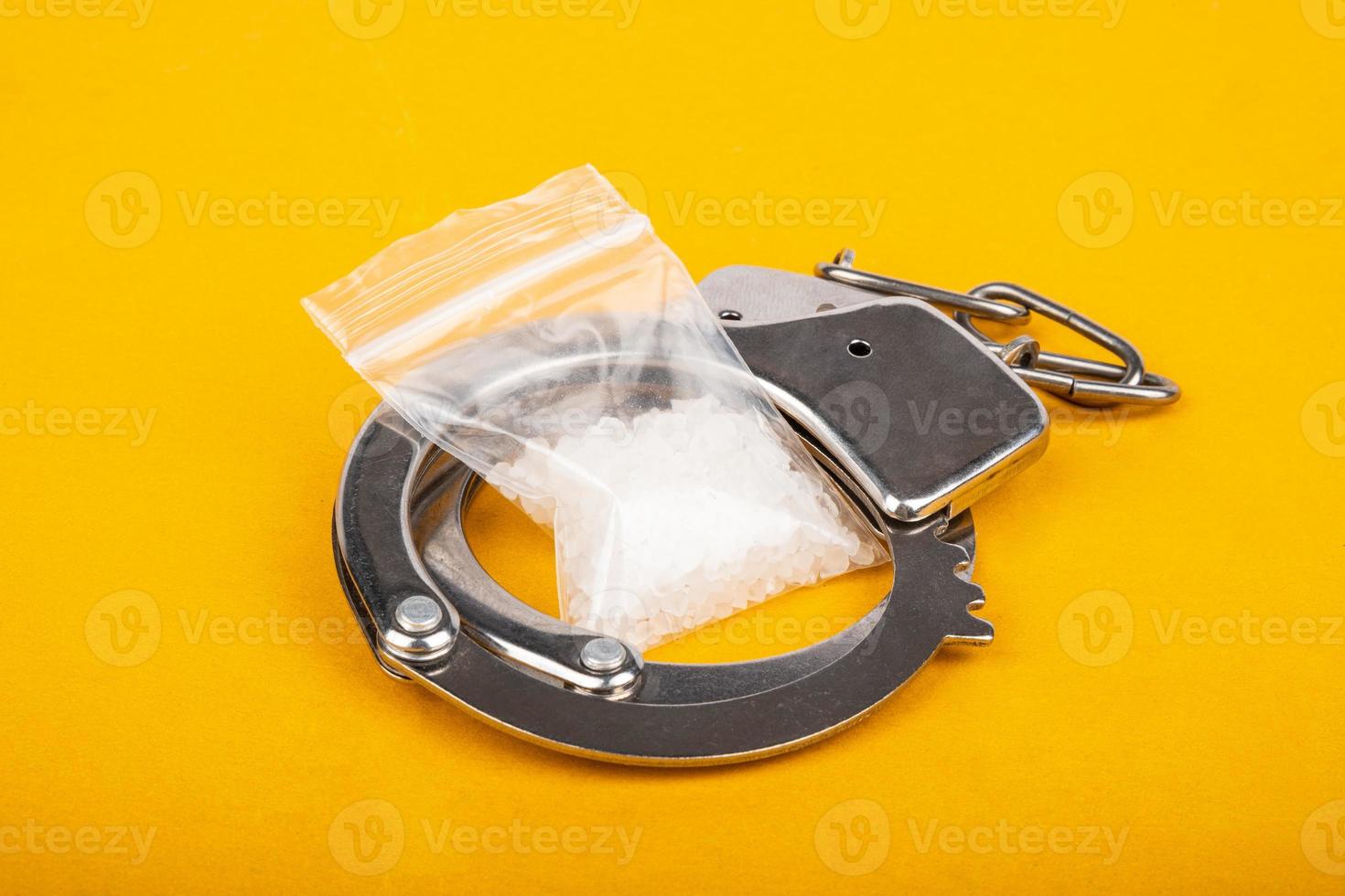 Bestrafung für Drogenhandel, Festnahme von Handschellen von Drogendealern und Kristalle von Mephedron-Amphetamin. foto