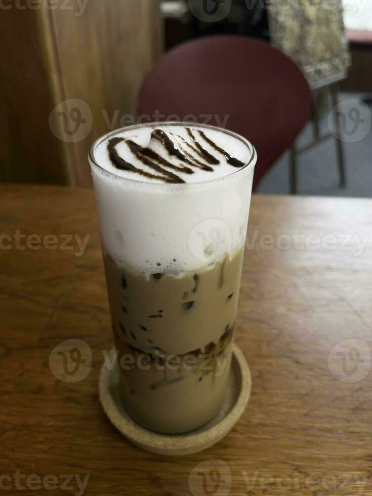 vereist Kaffee Mokka auf hölzern Tabelle foto