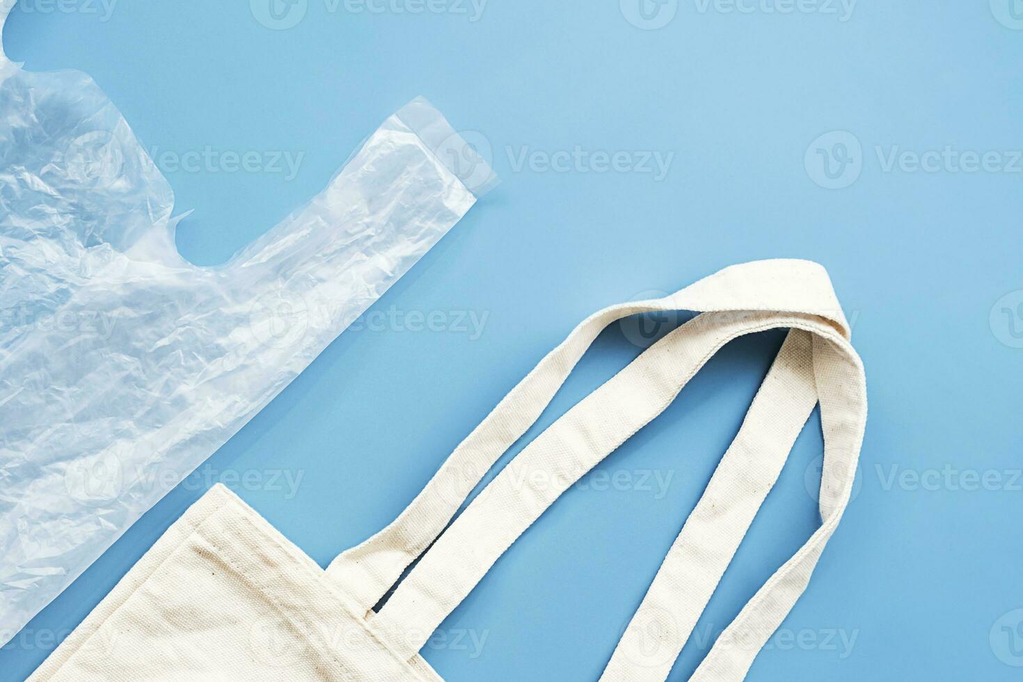 Konzept von Vergleich wiederverwendbar Textil- Tasche und Einweg Plastik Paket. foto