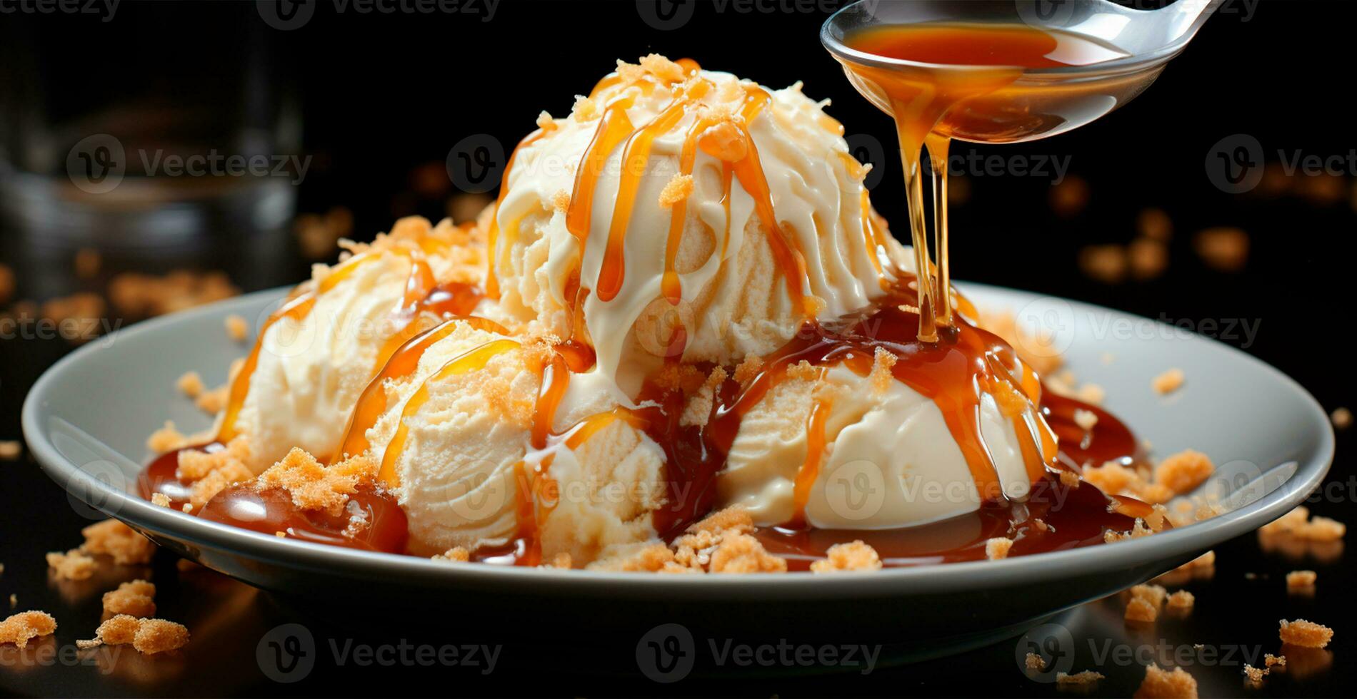 Eis Sahne im ein Platte, Flüssigkeit Süss Karamell, Honig - - ai generiert Bild foto