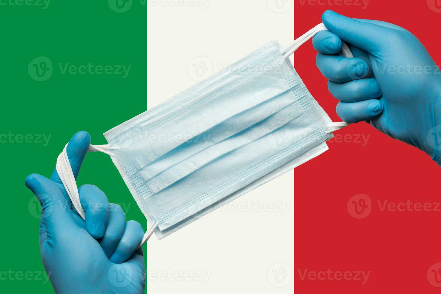 Medizin halten Atemwege Gesicht Maske im Hände im Blau Handschuhe auf Hintergrund Flagge von Italien oder Italienisch dreifarbig. Konzept Coronavirus Quarantäne, Pandemie Ausbruch foto