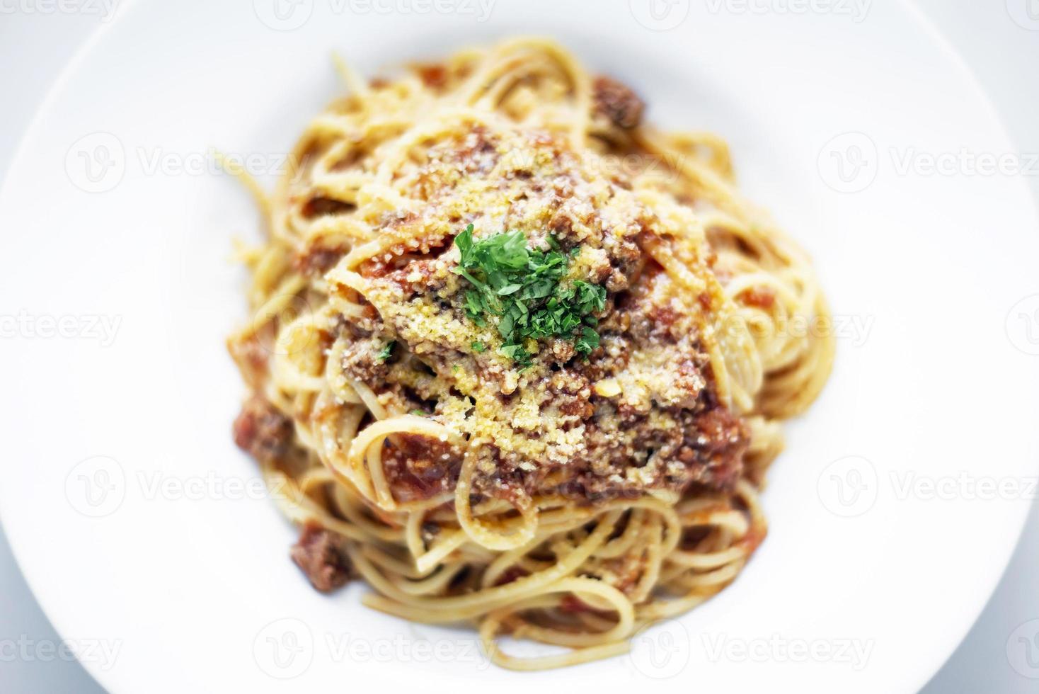 Spaghetti-Nudeln Bolognese mit Rindfleisch und Tomaten-Parmesan-Sauce-Gericht foto