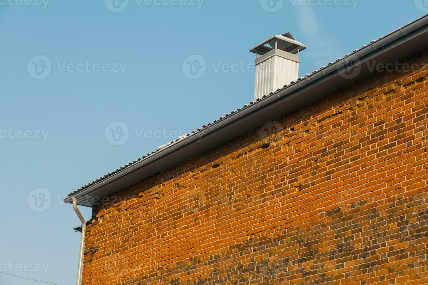 schließen oben Kamin auf Dach und Himmel, Backstein Mauer von Haus foto