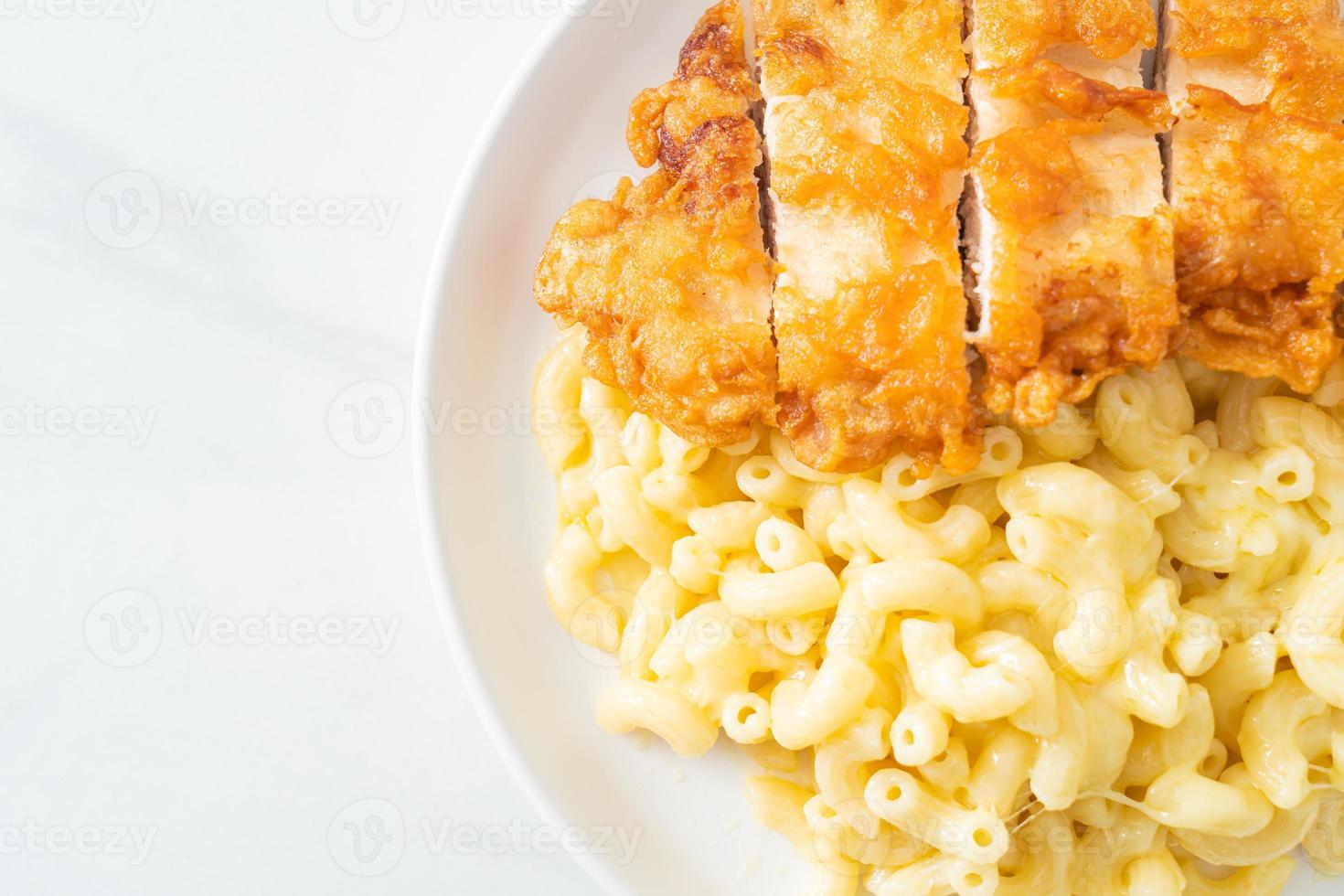 Mac und Käse mit Brathähnchen foto