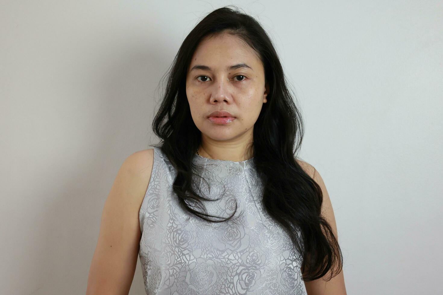 Porträt von ein Frau auf Weiß Hintergrund, Porträt von ein Person foto