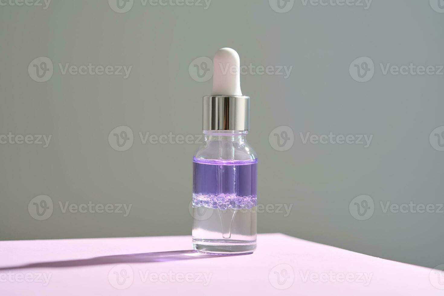 violett Zwei-Faktor Serum mit Tropfer und Fläschchen. foto