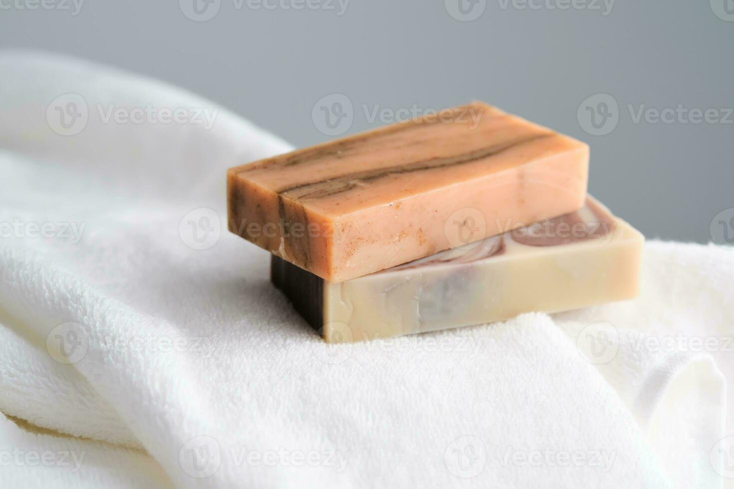 Schönheit handgemacht Seife auf ein Frottee Handtuch. foto