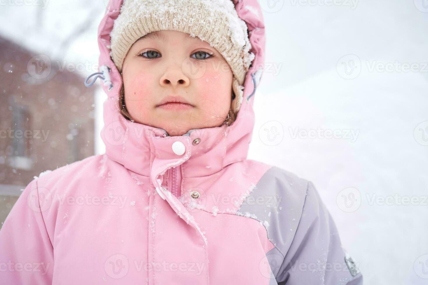 ein Mädchen im Winter Kleider steht auf das Straße. foto