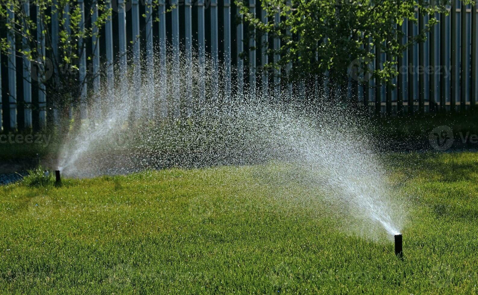 automatisch Garten Bewässerung System Bewässerung Rasen mit einstellbar Kopf. automatisch Ausrüstung zum Bewässerung und Instandhaltung von Rasenflächen, Gartenarbeit. foto