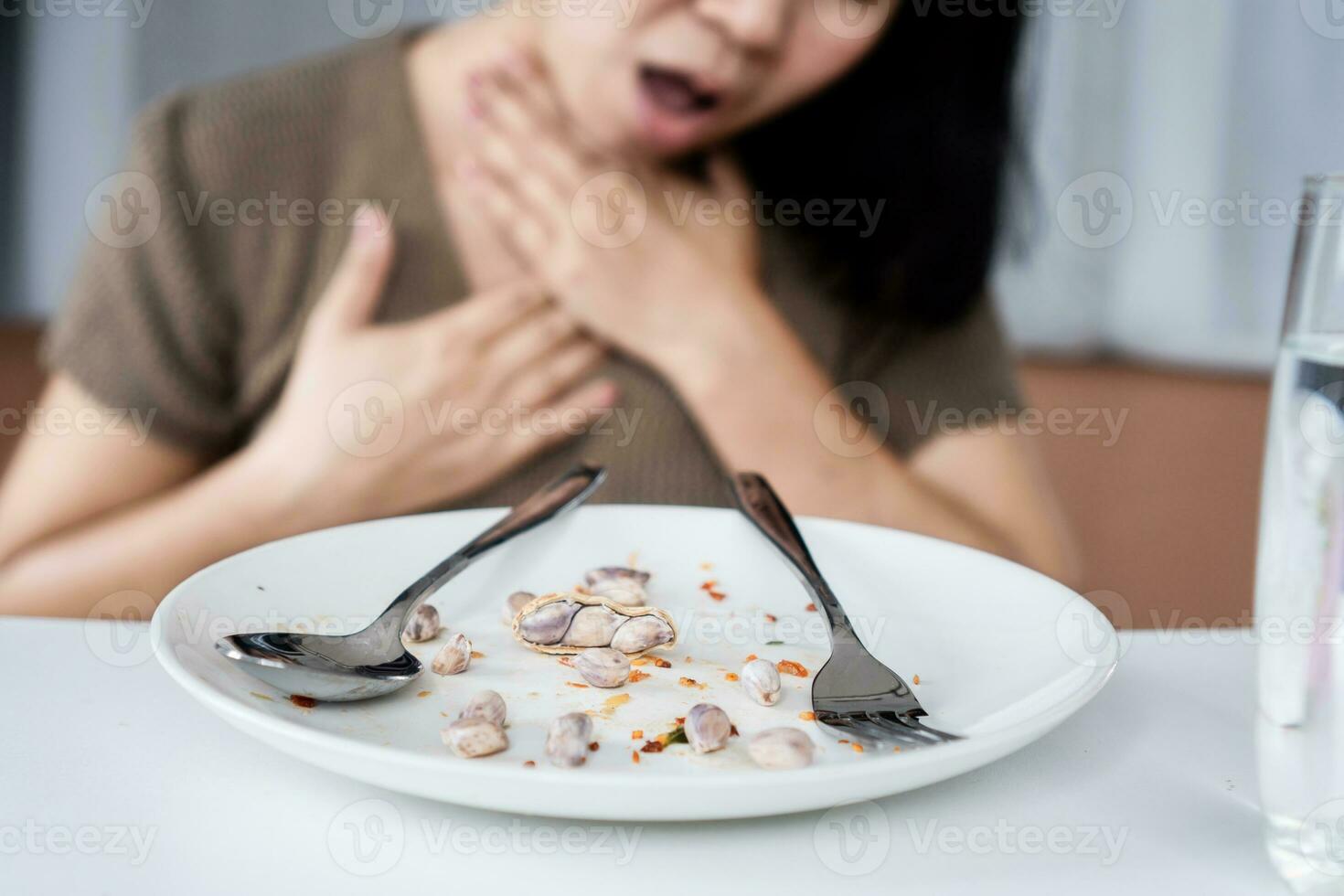 Frau haben Erdnuss Allergie Reaktion mit Kürze von Atem oder Keuchen nach Essen Mahlzeit foto