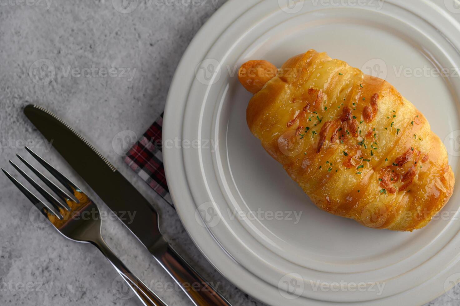 Wurstbrötchen mit Hotdog auf weißem Teller foto