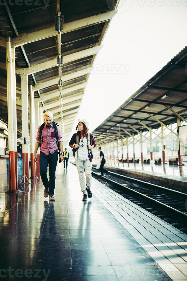 junges Hipster-Paar im Bahnhof. foto