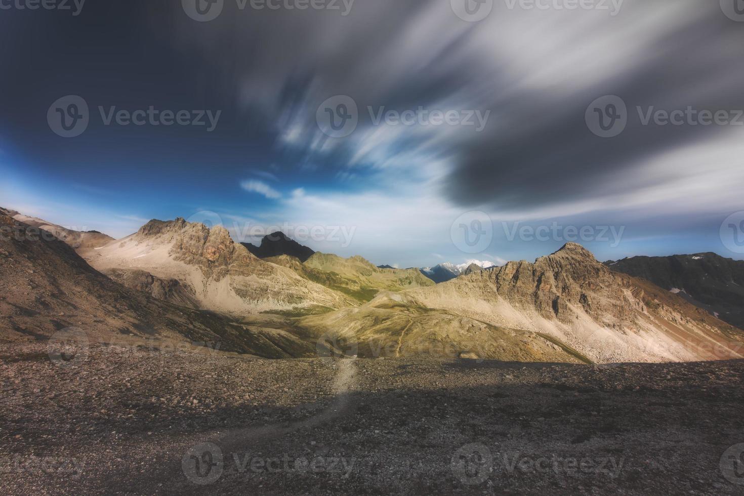 wüstenlandschaft auf den schweizer alpen in der region bünden foto