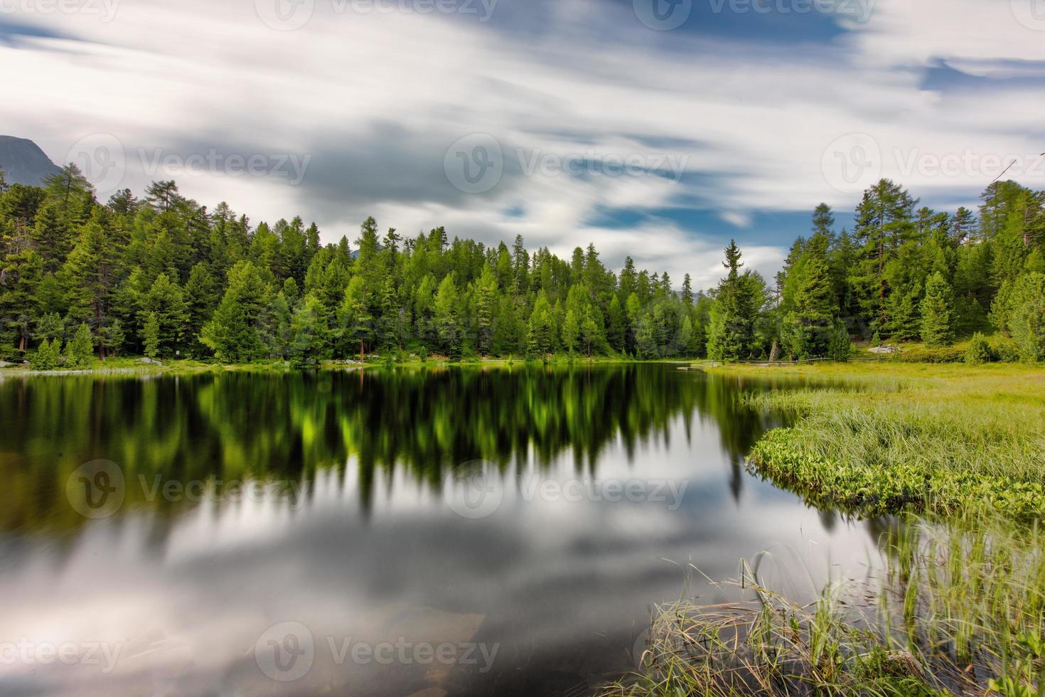 Alpensee in den Schweizer Alpen im Sommer foto