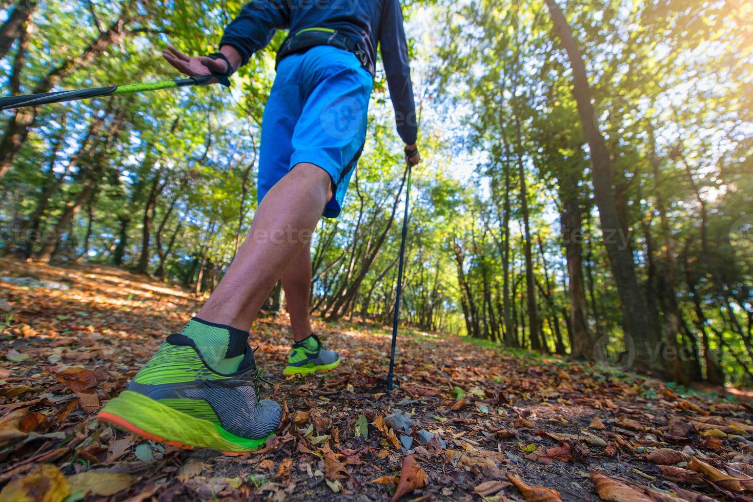 Nordic Walking zwischen den Blättern im Wald im Herbst foto