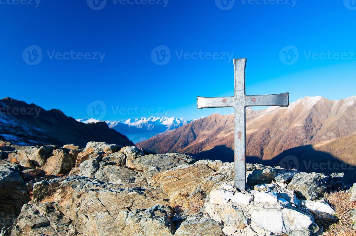 einen Berg mit einer Landschaft überqueren foto