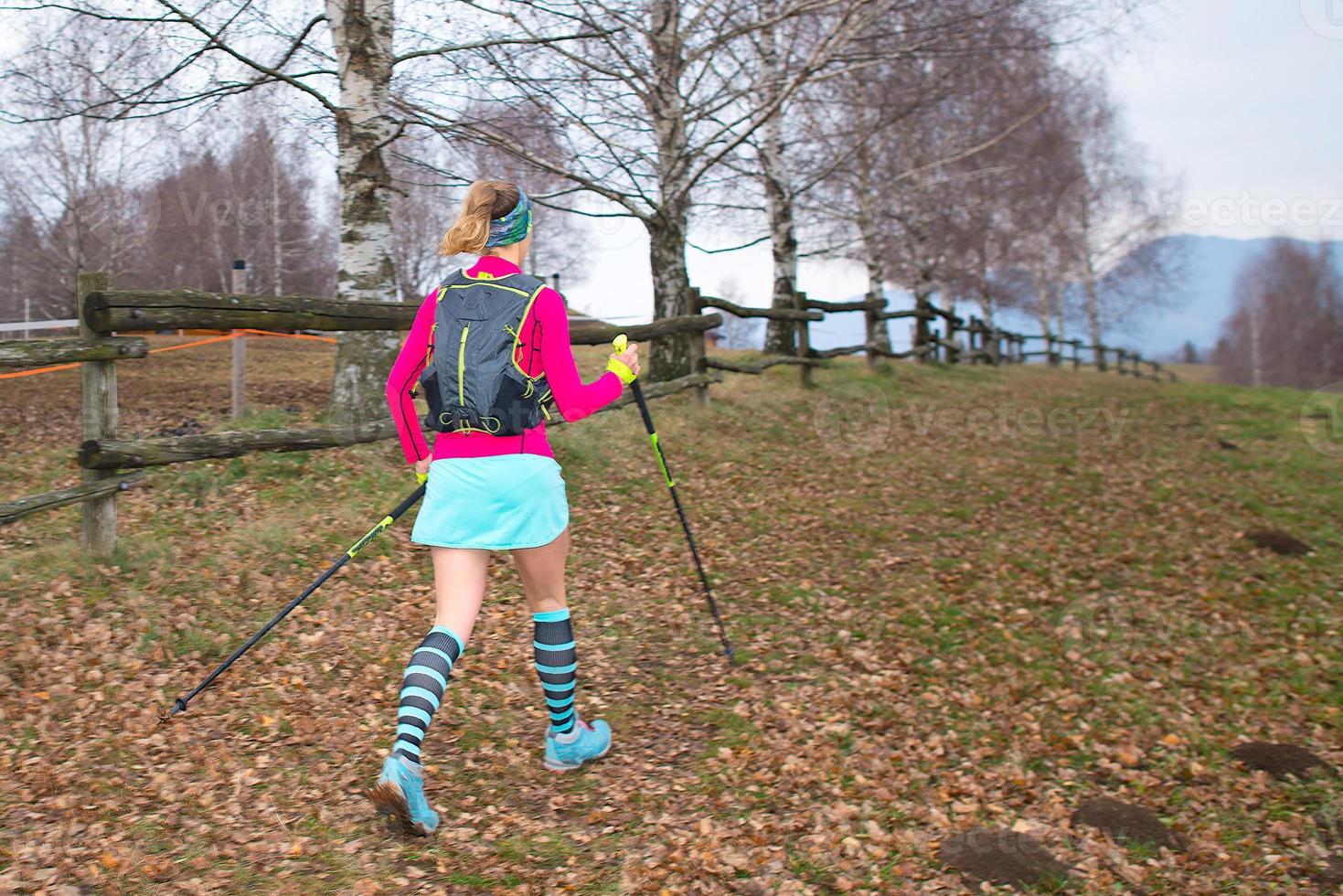 Nordic-Walking-Mädchen im Herbstweg foto