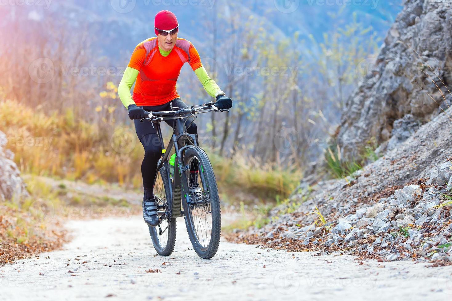 Mann Mountainbike bergauf Fahrt auf Betonstraße foto