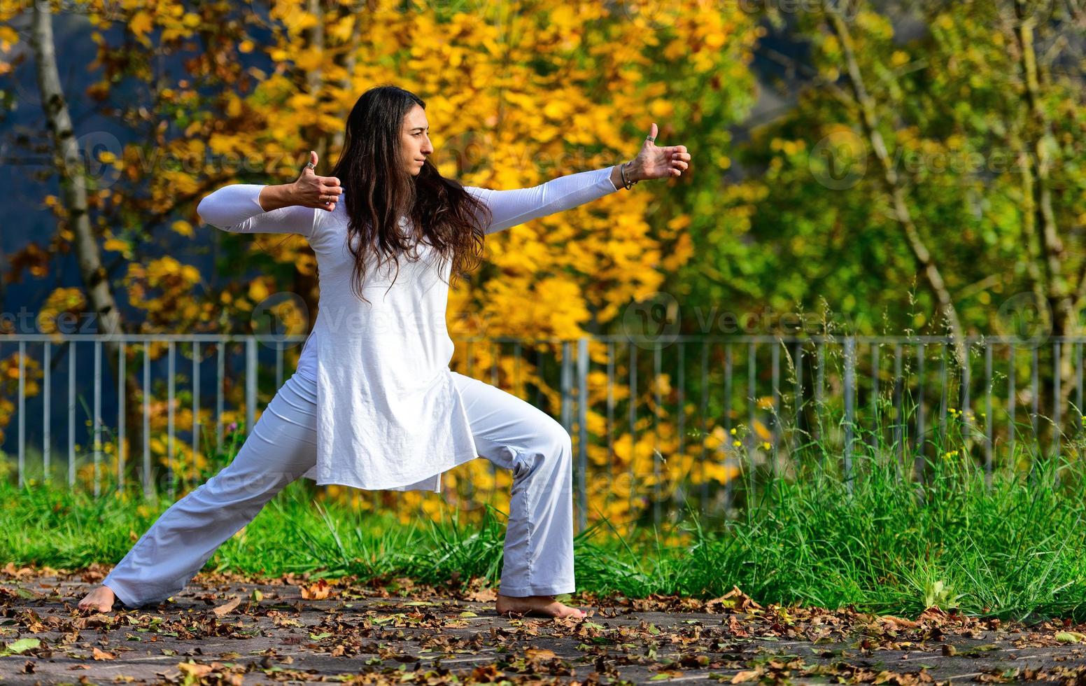 Positionen der Arme und Hände des im Park praktizierten Yogas foto