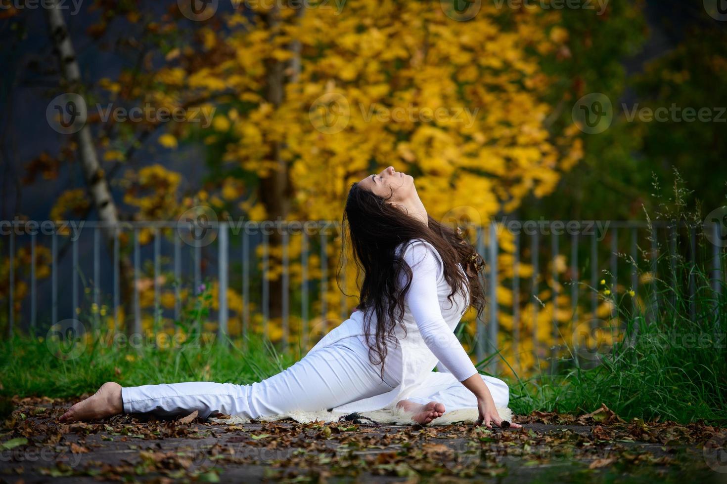 junge Frau in Yogaposition im Park foto