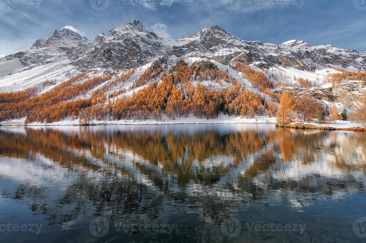 Engadin in der Schweiz. Herbstreflexion im See foto