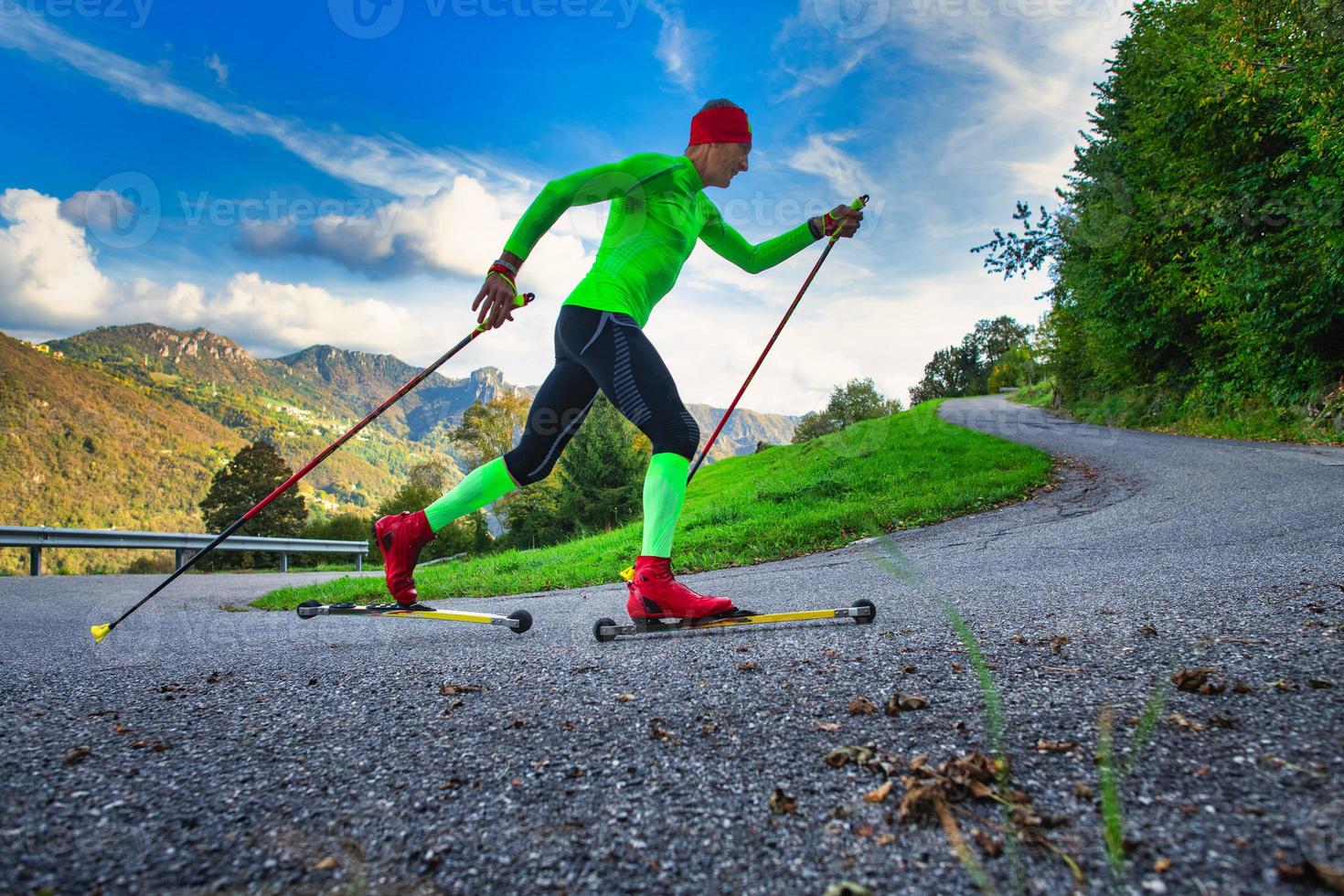 Ausbildung eines Athleten auf den Rollschuhläufern. simuliert Langlauf foto