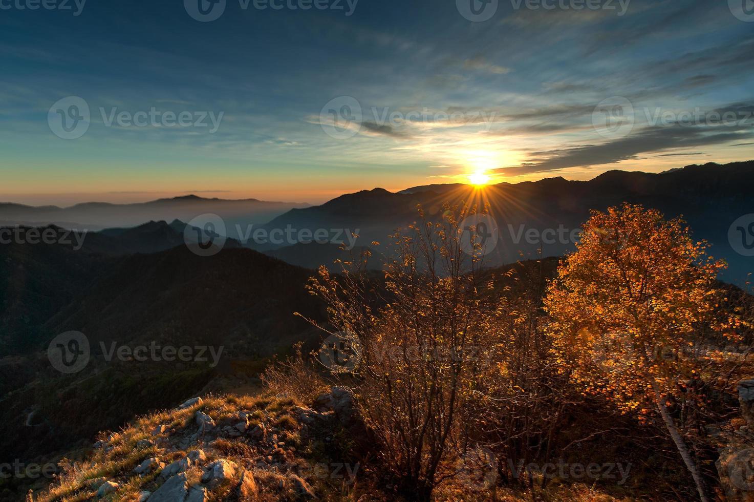 Sonnenuntergang in den Bergen foto