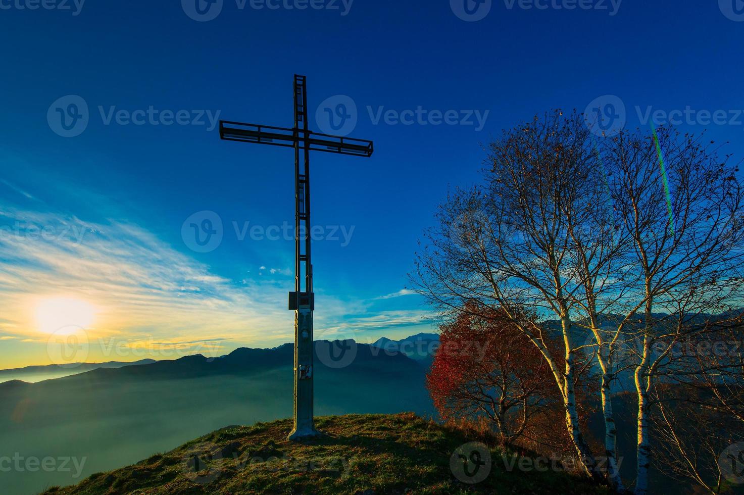 Gipfel eines Berges mit Kreuz foto
